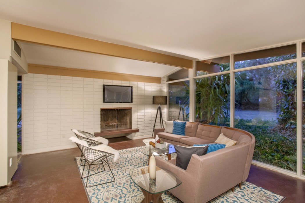 Vaulted ceilings and exposed beams encompass the retro living room space of this 1955 Al Beadle-designed property in Phoenix, AZ. Photo by Hi-Res Media.